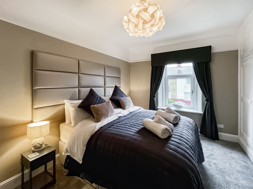 King size bedroom  | Puffling Cottage, Amble