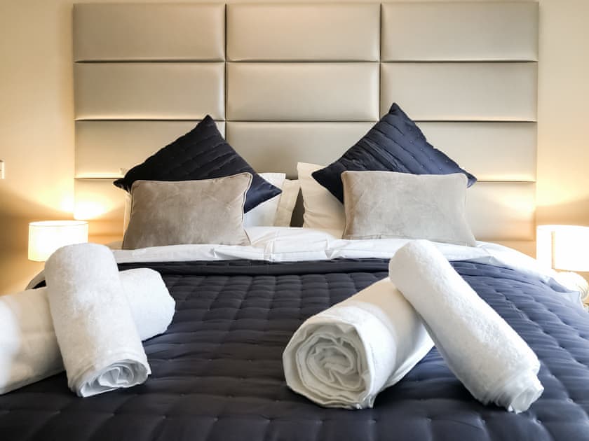 King size bedroom  | Puffling Cottage, Amble