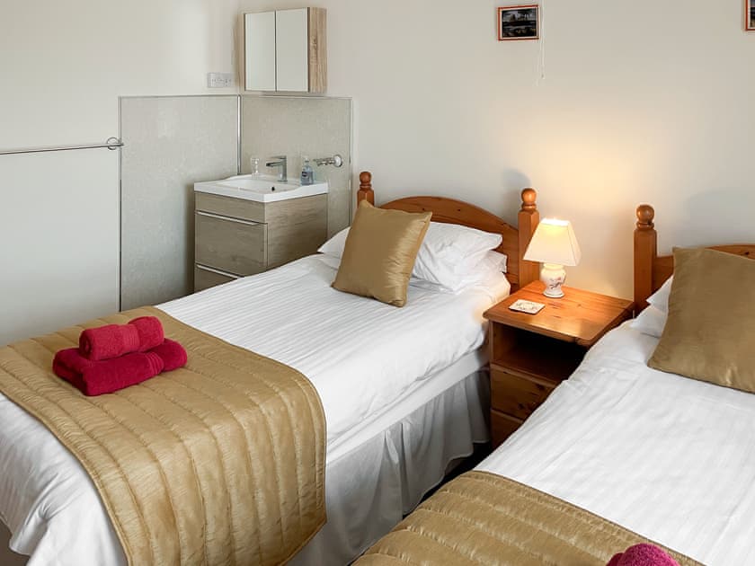 Twin bedroom | Atlantic House, Port Isaac