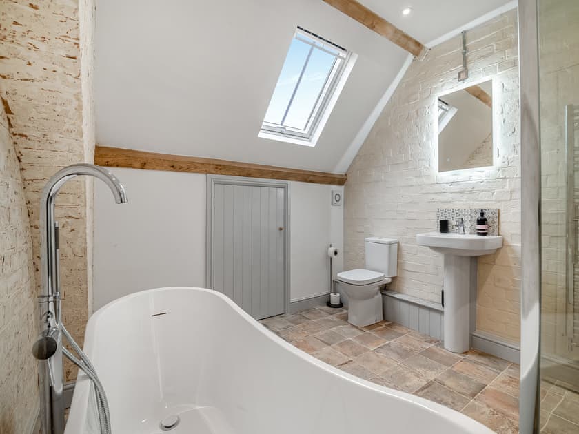 Bathroom | Milkman’s Barn - Woodend Farm, Huntley