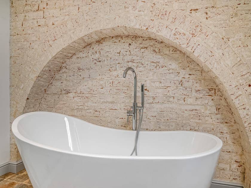 Bathroom | Milkman’s Barn - Woodend Farm, Huntley