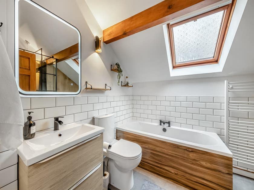 Bathroom | Dee Bank Cottage, Llangollen