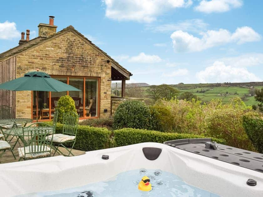 Hot tub | Shelduck Cottage, Holmfirth