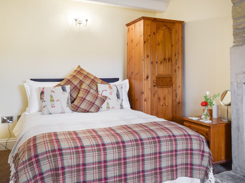 Double bedroom | Shelduck Cottage, Holmfirth