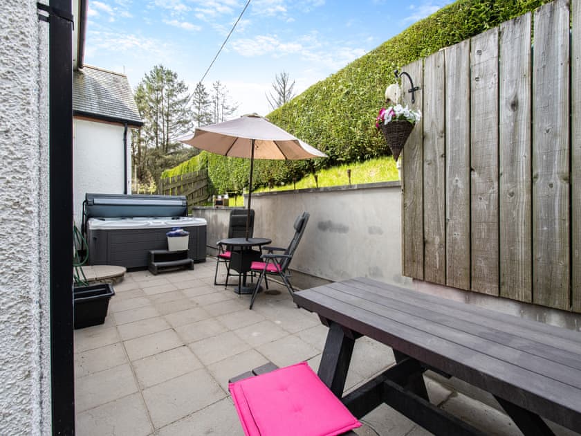 Sitting-out-area | Derwen Haidd - Afan Holiday Cottages, llanafan/Aberystwyth