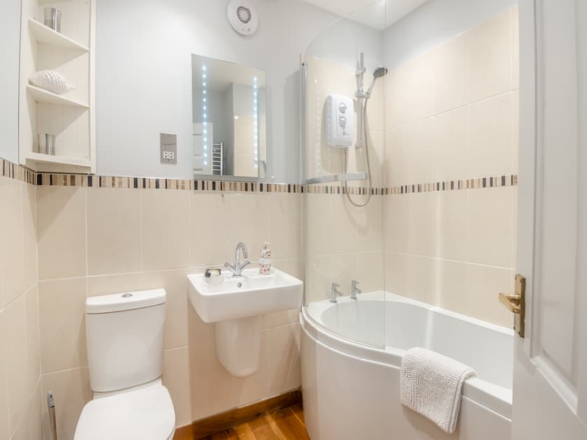 Bathroom | Hardy’s Cottage - Low Key Luxury Properties, Overstrand, near Cromer