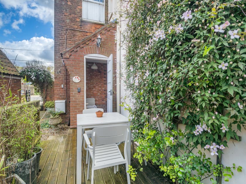 Sitting-out-area | Hardy’s Cottage - Low Key Luxury Properties, Overstrand, near Cromer