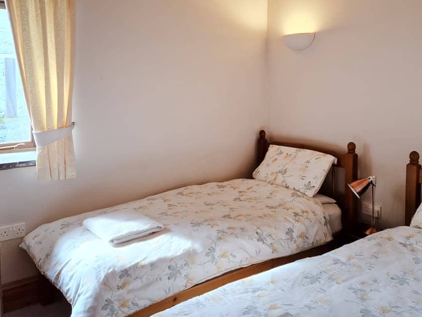 Twin bedroom | Y Dderwen at Brynglas Farm, Llanfair Caereinion