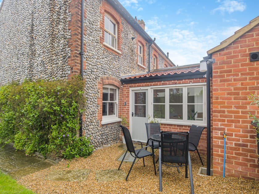 Sitting-out-area | Low Key LuxuryGardener’s Cottage, Overstrand