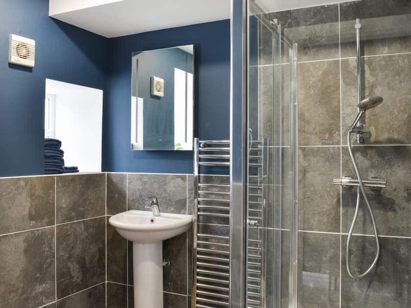 Bathroom | River View Cottage - Lido Leisure Park, Knaresborough, near Harrogate