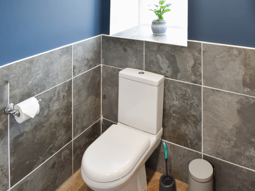 Bathroom | River View Cottage - Lido Leisure Park, Knaresborough, near Harrogate