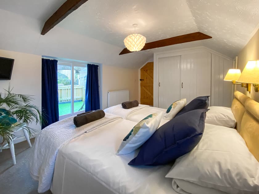 Twin bedroom | Honeysuckle - Treligga Farm Cottages, Treligga, near Port Isaac