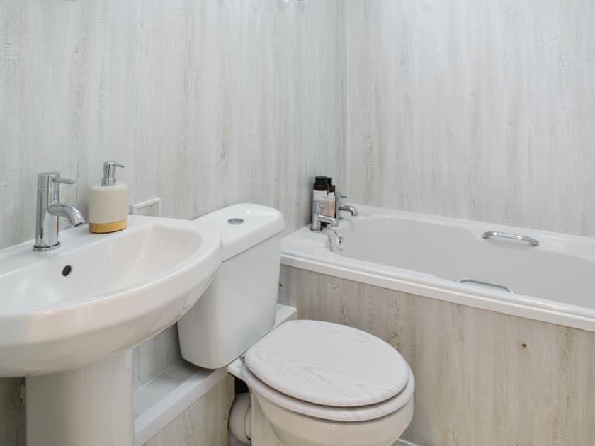 Bathroom | Mulberry Tree Cottage, Great Yarmouth