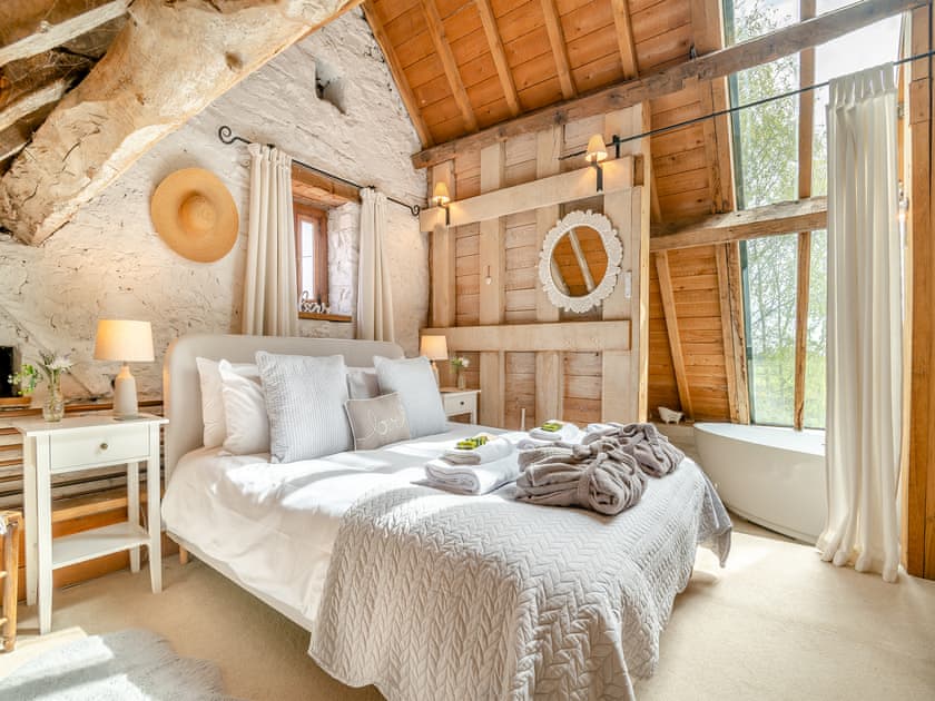 Double bedroom | The Manor House - White Birch Manor Getaways, Awre, near Westbury-on-Severn