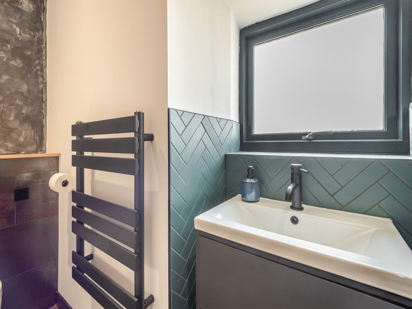 En-suite Bathroom  | Cattle Cake Cottage, Askham, near Penrith