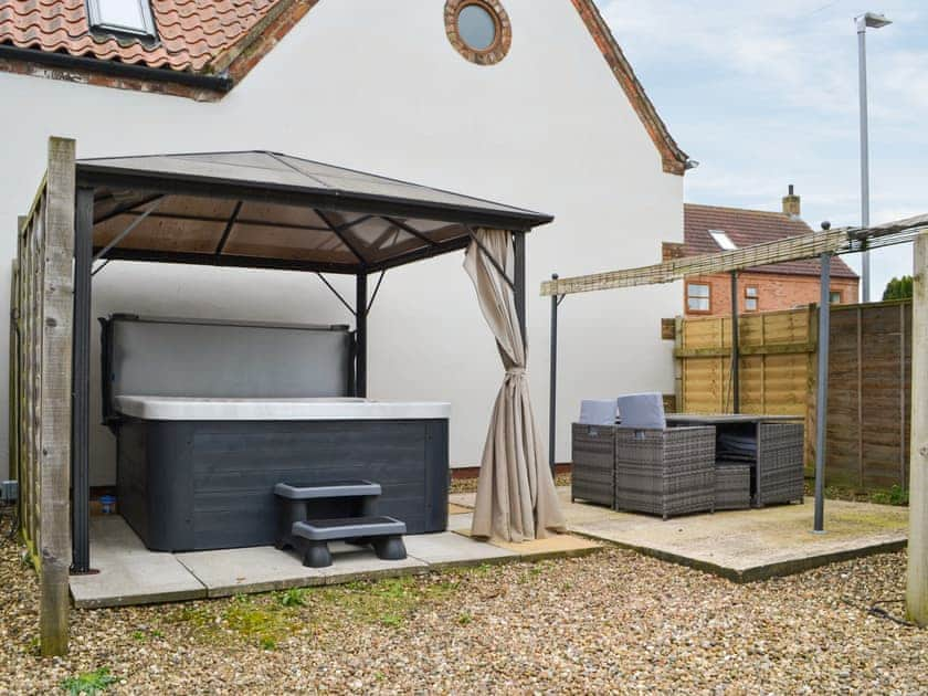 Jacuzzi | Garden Cottage, Driffield