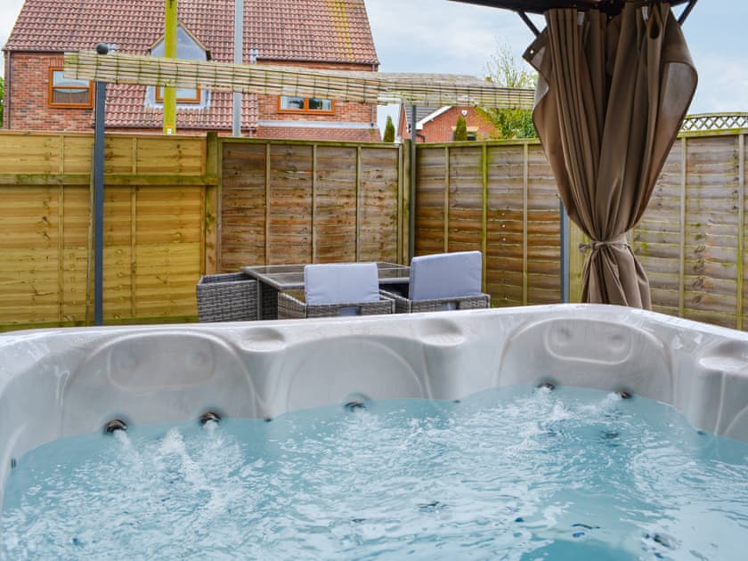 Jacuzzi | Garden Cottage, Driffield
