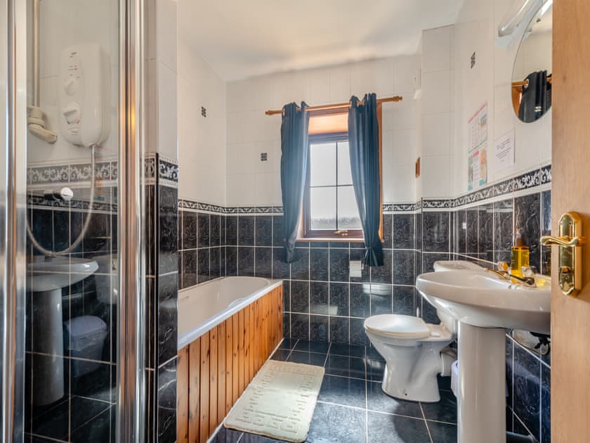 Bathroom | Eryb Cottage - Shannochie Cottages, Shannochie