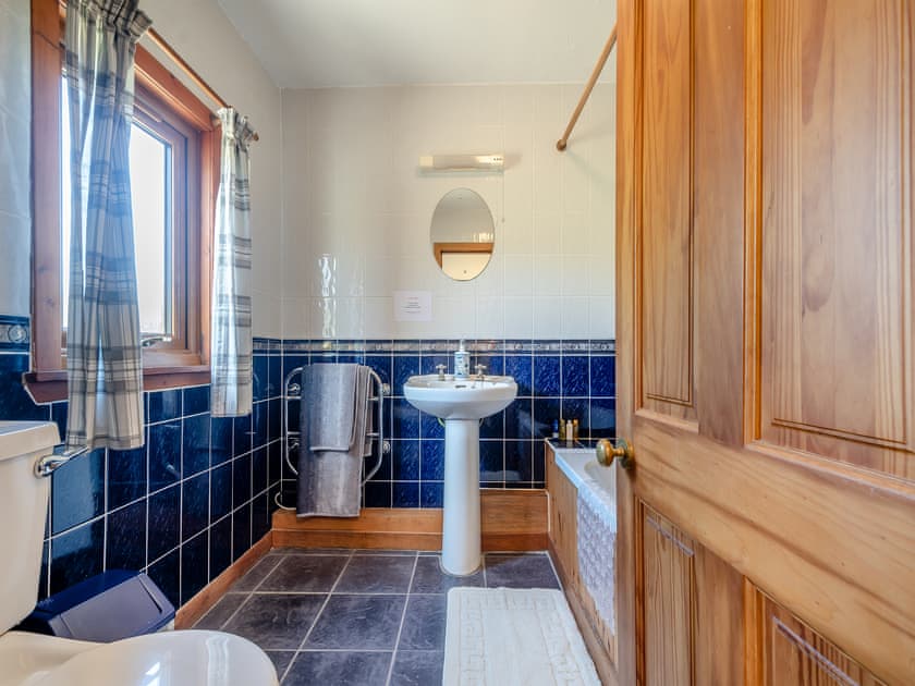 Bathroom | Kilbride Cottage - Shannochie Cottages, Shannochie