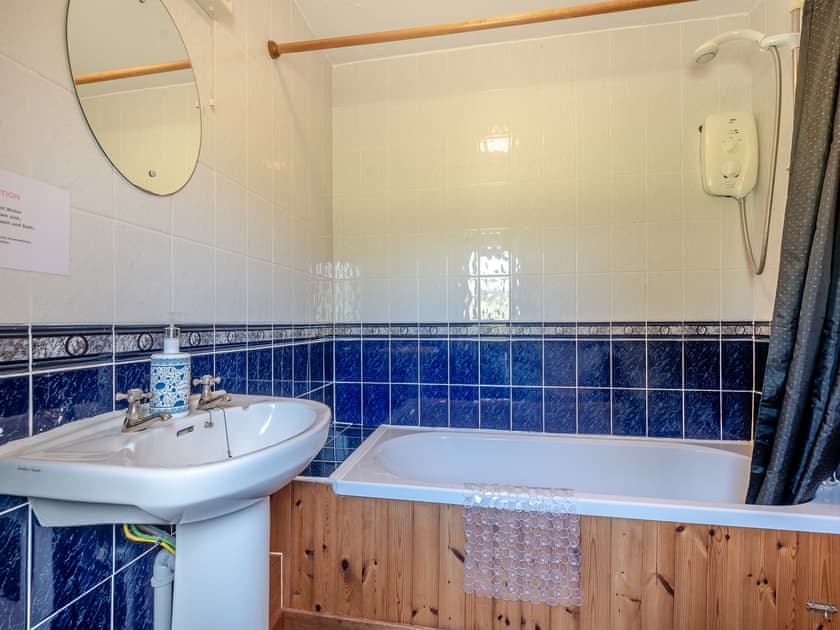 Bathroom | Kilbride Cottage - Shannochie Cottages, Shannochie