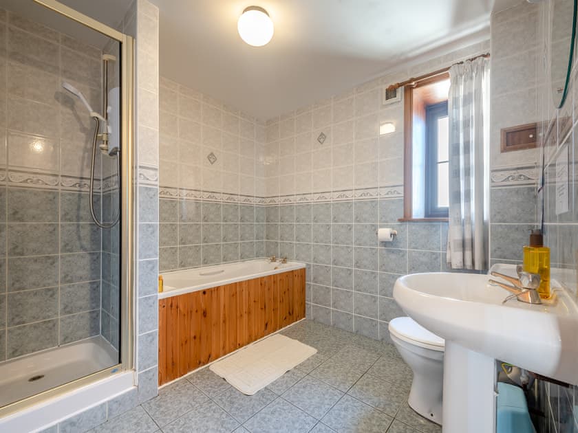 Bathroom | Barnstable - Shannochie Cottages, Shannochie