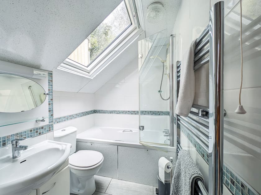 Bathroom | Ystabl - Mwdlwscwm Farm, Llannon, Llanelli