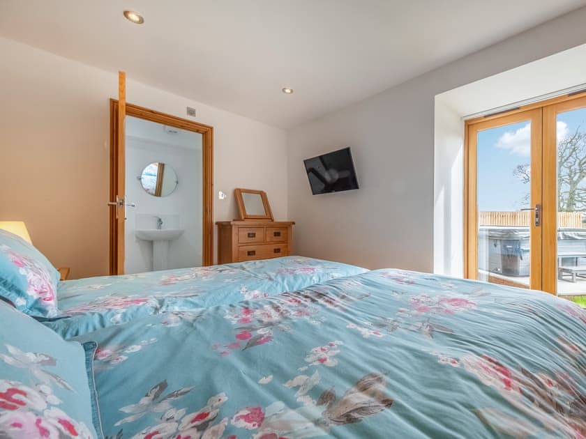 Light and airy twin bedroom with en-suite | The Great North Barn - Hall Farm Barns, Gimingham, near Mundesley