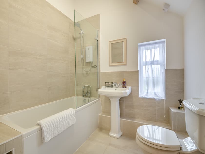 Bathroom | Grooms Cottage, Westbury-on-Severn