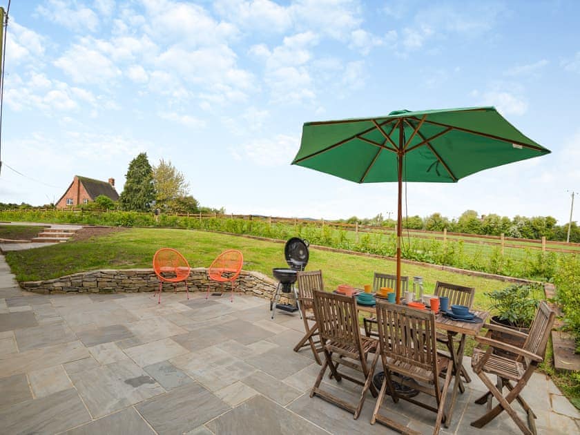 Sitting-out-area | Grooms Cottage, Westbury-on-Severn