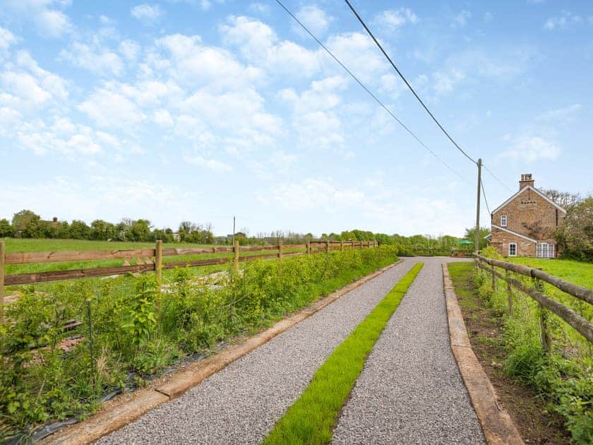 Driveway | Grooms Cottage, Westbury-on-Severn