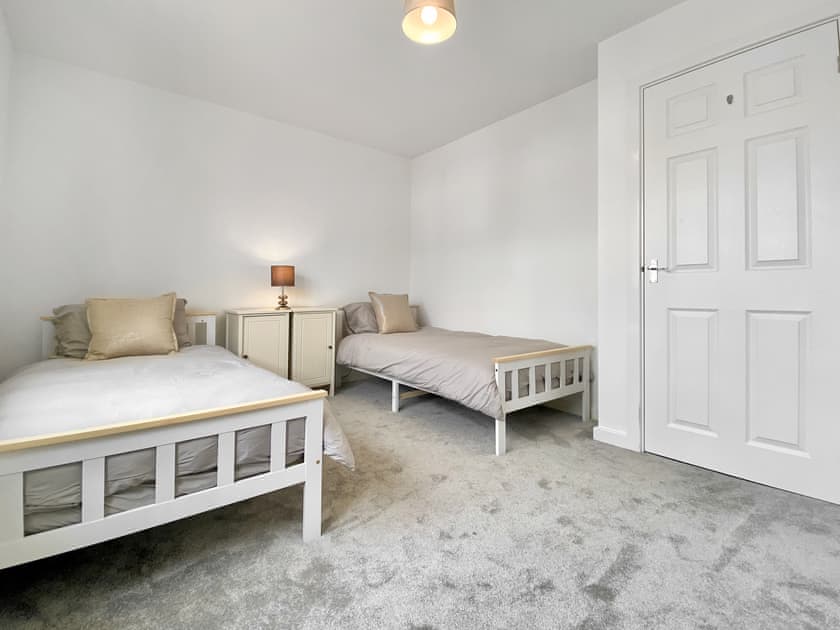 Twin bedroom | St. Wulfstan House - H, Hawkesbury Upton, Badminton