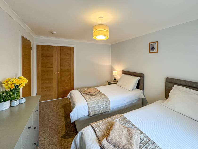 Twin bedroom | Lower Moon, Port Isaac