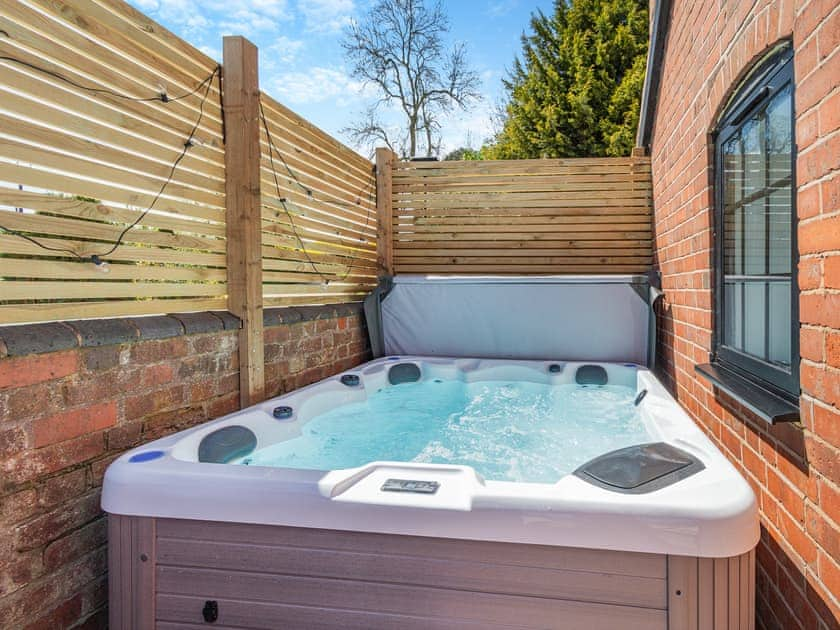 Jacuzzi | Fountain Front Barn - Burrow Hill Farm, Corley