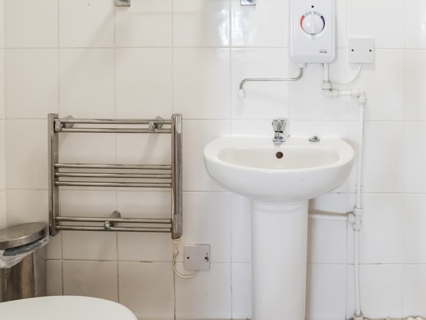 Bathroom | Maskel Beach Cottage, Ulverston