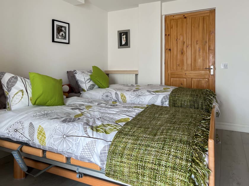 Twin bedroom | Estuary Retreat, Llanelli