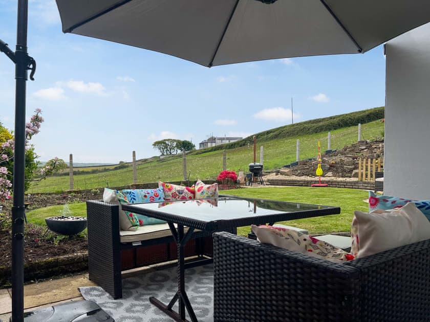 Sitting-out-area | Estuary Retreat, Llanelli