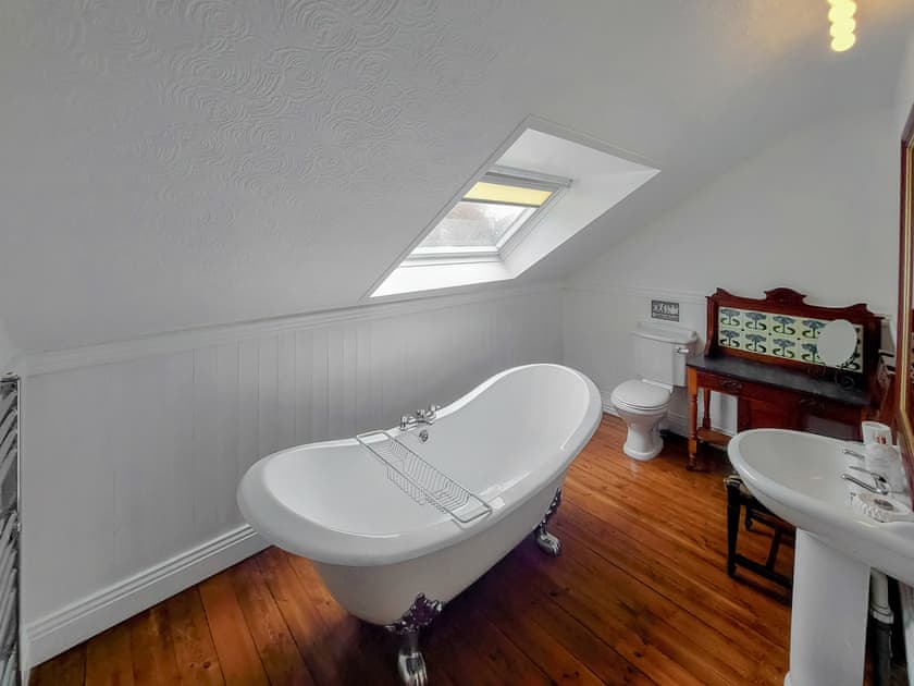 Bathroom with roll-top bath | Oakridge, Hinderwell, near Whitby