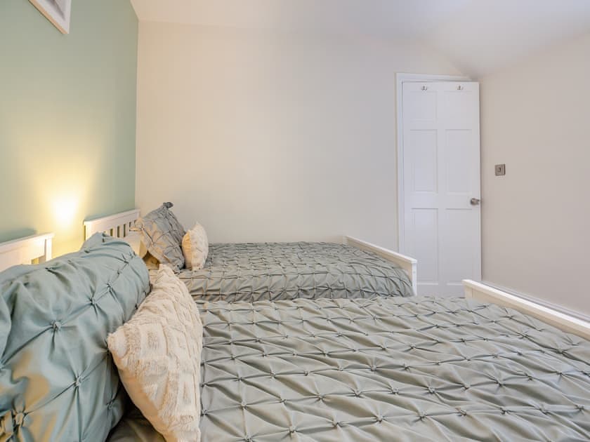 Twin bedroom | Ty Bryn Gloch, Betws Garmon