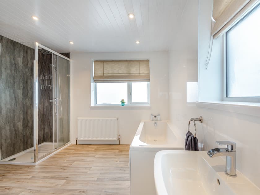 Bathroom | Ty Bryn Gloch, Betws Garmon