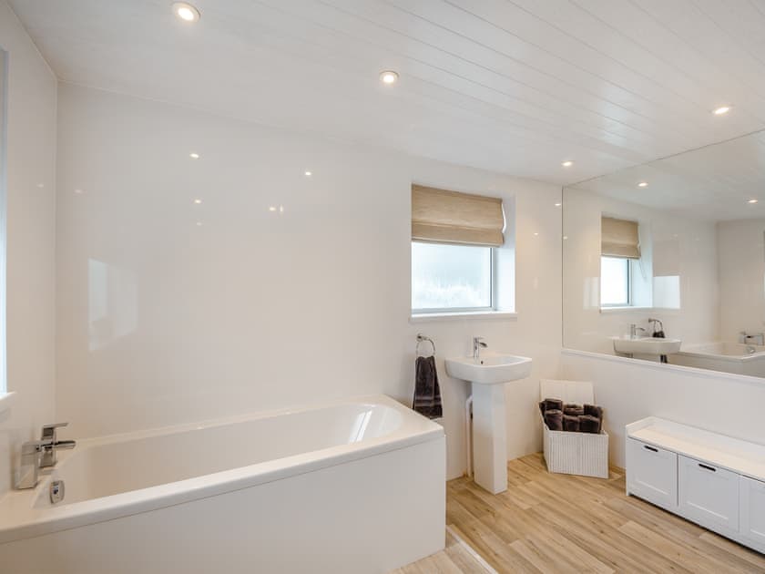 Bathroom | Ty Bryn Gloch, Betws Garmon