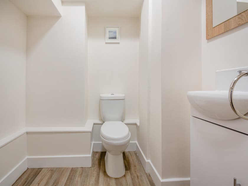 Bathroom | Ty Bryn Gloch, Betws Garmon