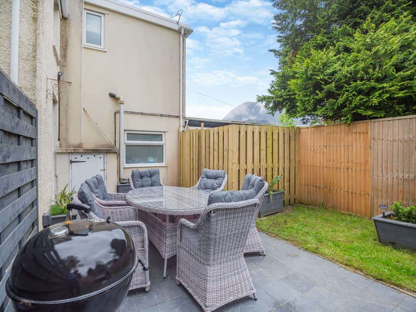 Sitting-out-area | Ty Bryn Gloch, Betws Garmon