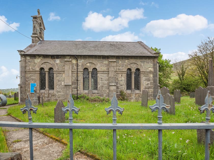 Surrounding area | Ty Bryn Gloch, Betws Garmon