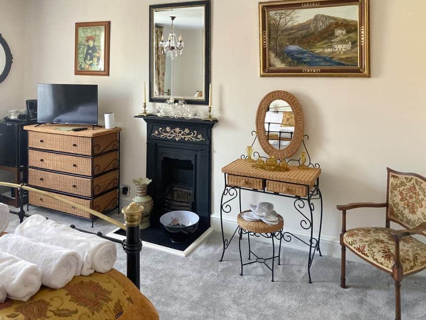 Twin bedroom | Moulsham House, Stoke Ferry