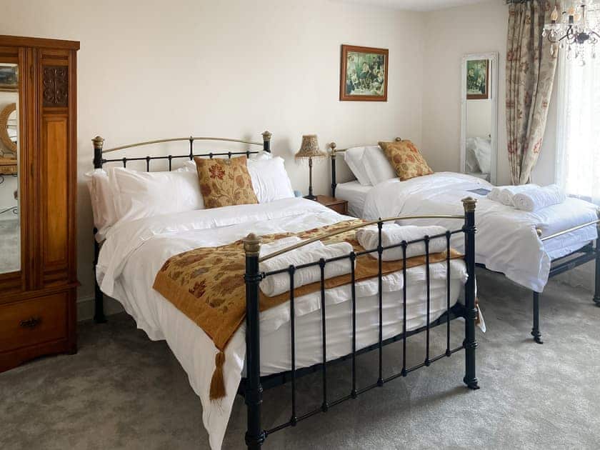 Twin bedroom | Moulsham House, Stoke Ferry