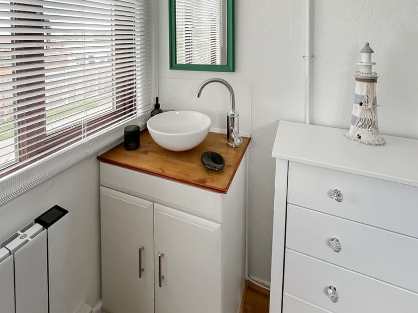 Twin bedroom | Angie’s Beachside House, Point Clear, near Clacton-on-Sea