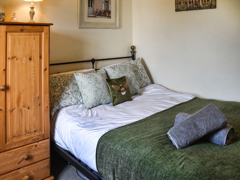 Double bedroom | Honeysuckle Cottage, Great Yarmouth