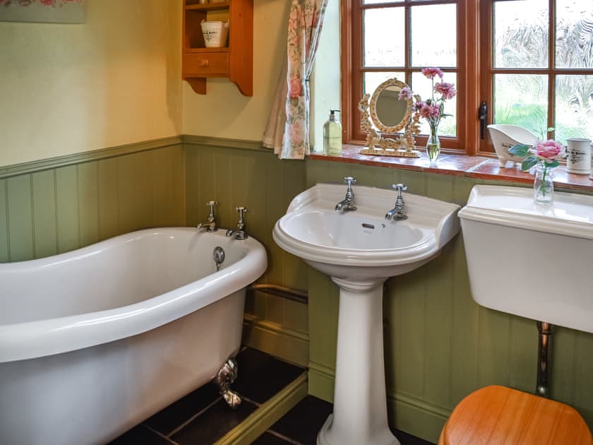 Bathroom | Honeysuckle Cottage, Great Yarmouth