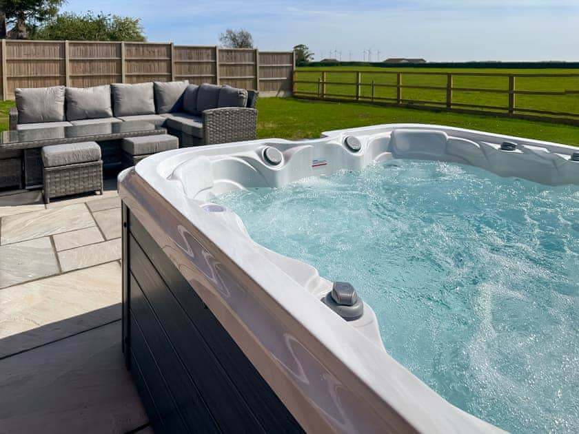 Jacuzzi | Cowslip Cottage - Lincolnshire Luxury Hideaways, Maltby-Le-Marsh