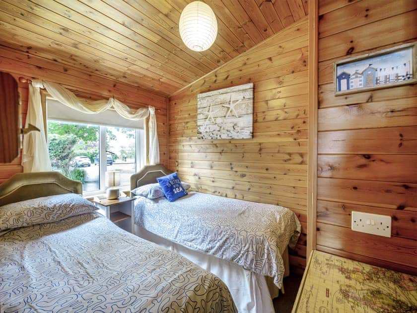 Twin bedroom | Ty Glan Mor (The Beach House) - Water’s Edge Cottages, Llanfaes, Beaumaris, Anglesey